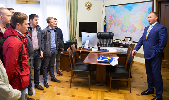 Игорь Лебедев и победители розыгрыша Игорь Лебедев и победители розыгрыша