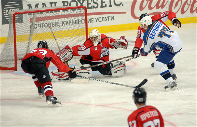 15 ноября 2011 года. Донецк. Регулярный чемпионат ВХЛ. "Донбасс" — "Казцинк-Торпедо" — 4:1 15 ноября 2011 года. Донецк. Регулярный чемпионат ВХЛ. "Донбасс" — "Казцинк-Торпедо" — 4:1
