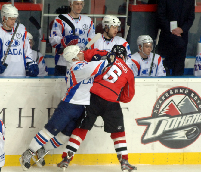 4 декабря 2011 года. Донецк. Регулярный чемпионат ВХЛ. ХК "Донбасс" — ХК "Лада" — 3:0 4 декабря 2011 года. Донецк. Регулярный чемпионат ВХЛ. ХК "Донбасс" — ХК "Лада" — 3:0