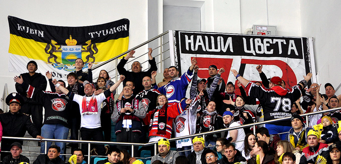 22 апреля 2014 года. Тюмень. Финал. Матч № 3. "Сарыарка" — "Рубин" — 3:2 (ОТ). Тюменские болельщики 22 апреля 2014 года. Тюмень. Финал. Матч № 3. "Сарыарка" — "Рубин" — 3:2 (ОТ). Тюменские болельщики