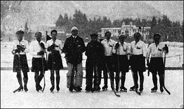 Хоккейная сборная Чехословакии на Олимпиаде-1924. Йозеф Малечек третий слева Хоккейная сборная Чехословакии на Олимпиаде-1924. Йозеф Малечек третий слева