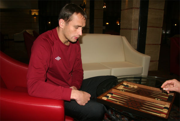 Рыжиков играет в нарды Рыжиков играет в нарды