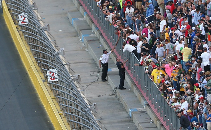 Представители NASCAR убирают остатки обрушившегося кабеля Представители NASCAR убирают остатки обрушившегося кабеля