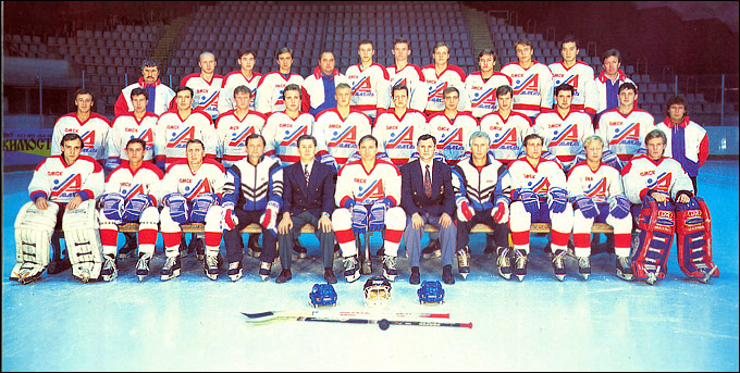 Омский "Авангард" сезона 1994-1995 гг. (в верхнем ряду третий справа Эдуард Дмитриев) Омский "Авангард" сезона 1994-1995 гг. (в верхнем ряду третий справа Эдуард Дмитриев)