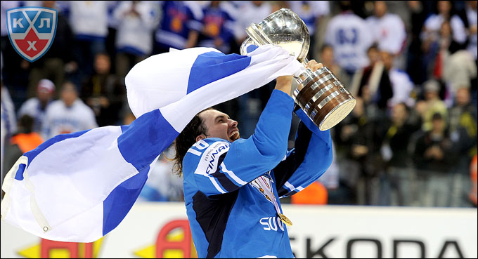 Сами Леписто с Кубком чемпионов мира. 2011 год Сами Леписто с Кубком чемпионов мира. 2011 год