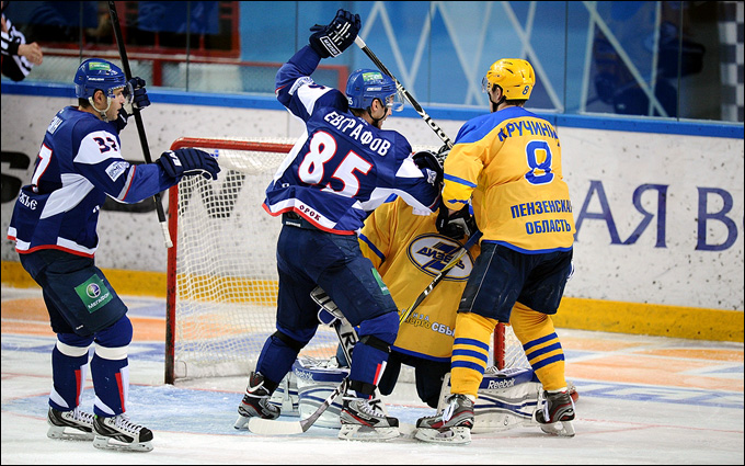 31 октября 2012 года. Орск. Регулярный чемпионат ВХЛ. "Южный Урал" — "Дизель" — 3:1 31 октября 2012 года. Орск. Регулярный чемпионат ВХЛ. "Южный Урал" — "Дизель" — 3:1