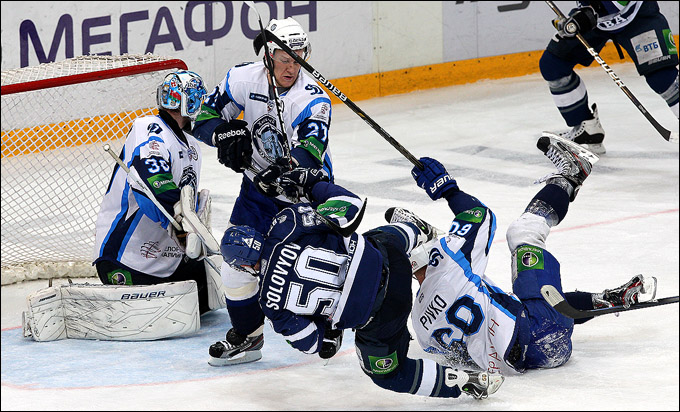 24 февраля 2012 года. Лужники. Регулярный чемпионат КХЛ. "Динамо" (Москва) — "Динамо" (Минск) — 3:4 24 февраля 2012 года. Лужники. Регулярный чемпионат КХЛ. "Динамо" (Москва) — "Динамо" (Минск) — 3:4