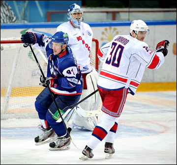 13 октября 2012 года. Орск. Регулярный чемпионат ВХЛ. "Южный Урал" — "Юность" — 4:2 13 октября 2012 года. Орск. Регулярный чемпионат ВХЛ. "Южный Урал" — "Юность" — 4:2