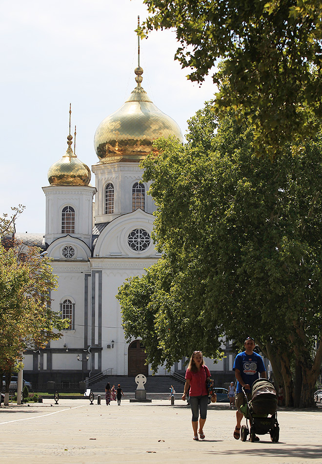 Жители города возле Войскового собора князя Александра Невского в Краснодаре Жители города возле Войскового собора князя Александра Невского в Краснодаре
