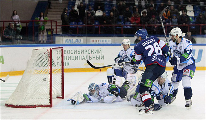 8 января 2012 года. Новосибирск. Регулярный чемпионат КХЛ. "Сибирь" — "Динамо" (Минск) — 5:2 8 января 2012 года. Новосибирск. Регулярный чемпионат КХЛ. "Сибирь" — "Динамо" (Минск) — 5:2
