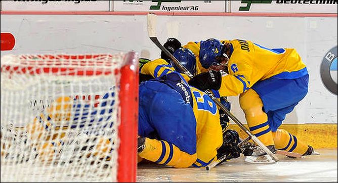 23 апреля 2011 года. Криммитшау. Чемпионат мира U-18. 1/2 финала. Швеция — Россия — 3:1. 23 апреля 2011 года. Криммитшау. Чемпионат мира U-18. 1/2 финала. Швеция — Россия — 3:1.