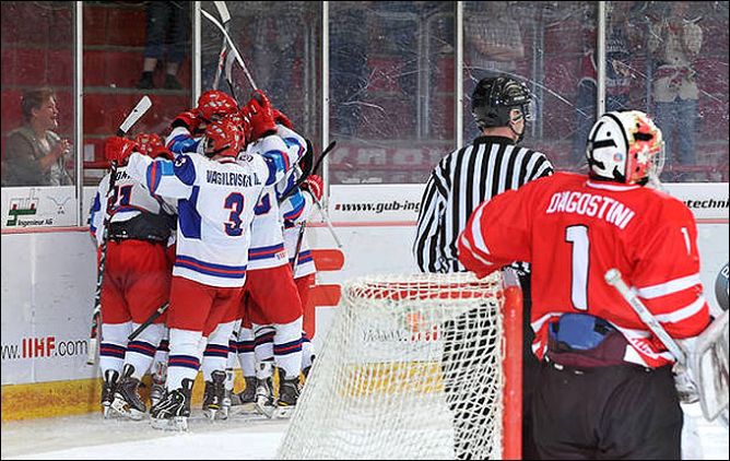 24 апреля 2011 года. Криммитшау. Чемпионат мира U-18. Матч за 3-е место. Канада — Россия — 4:6 24 апреля 2011 года. Криммитшау. Чемпионат мира U-18. Матч за 3-е место. Канада — Россия — 4:6