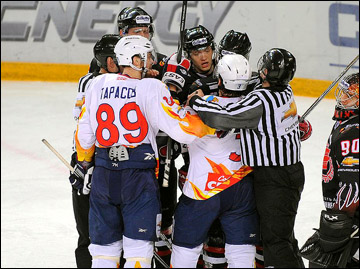 8 апреля 2012 года. Омск. Плей-офф чемпионата МХЛ. 1/2 финала. "Омские Ястребы" — "Стальные Лисы" — 4:3 (ОТ) 8 апреля 2012 года. Омск. Плей-офф чемпионата МХЛ. 1/2 финала. "Омские Ястребы" — "Стальные Лисы" — 4:3 (ОТ)