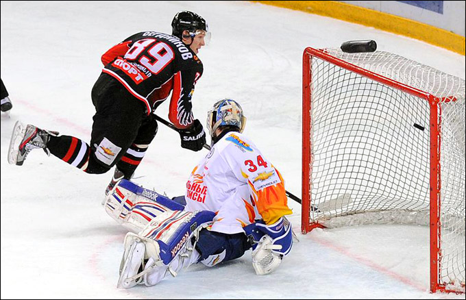 8 апреля 2012 года. Омск. Плей-офф чемпионата МХЛ. 1/2 финала. "Омские Ястребы" — "Стальные Лисы" — 4:3 (ОТ) 8 апреля 2012 года. Омск. Плей-офф чемпионата МХЛ. 1/2 финала. "Омские Ястребы" — "Стальные Лисы" — 4:3 (ОТ)