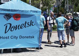 Информационная точка Евро-2012 на одной из улиц Донецка Информационная точка Евро-2012 на одной из улиц Донецка