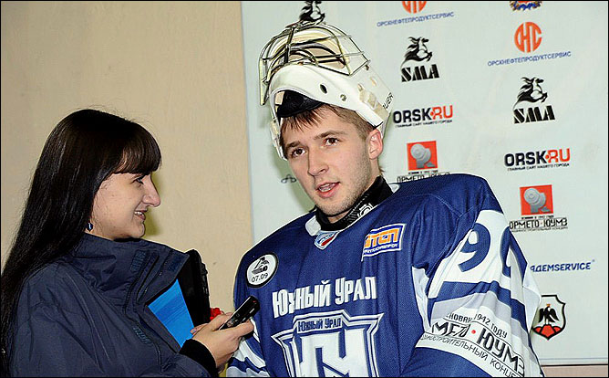 24 ноября 2011 года. Орск. Регулярный чемпионат ВХЛ. "Южный Урал" — "Динамо" (Балашиха) — 5:1. Глеб Евдокимов 24 ноября 2011 года. Орск. Регулярный чемпионат ВХЛ. "Южный Урал" — "Динамо" (Балашиха) — 5:1. Глеб Евдокимов