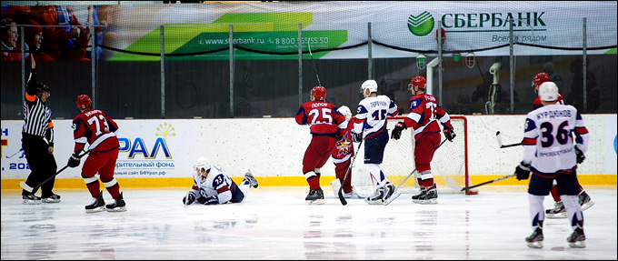 12 сентября 2013 года. Ижевск. Регулярный чемпионат ВХЛ. "Ижсталь" — "Южный Урал" — 2:1. "Южный Урал" терпит второе поражение подряд 12 сентября 2013 года. Ижевск. Регулярный чемпионат ВХЛ. "Ижсталь" — "Южный Урал" — 2:1. "Южный Урал" терпит второе поражение подряд