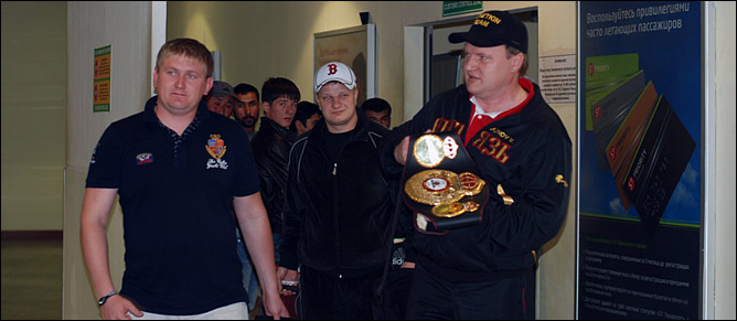 Команда Александра Поветкина привезла чемпионский титул WBA в Москву Команда Александра Поветкина привезла чемпионский титул WBA в Москву