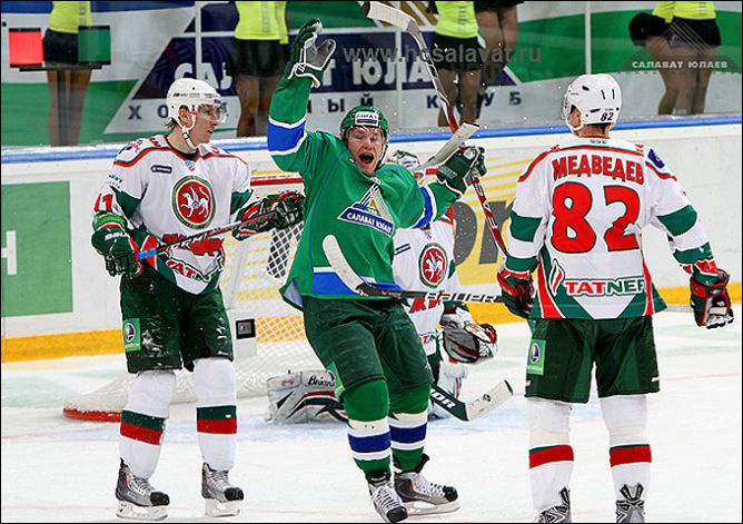 24 декабря 2010 года. Уфа. Регулярный чемпионат КХЛ. "Салават Юлаев" - "Ак Барс" - 4:1. 24 декабря 2010 года. Уфа. Регулярный чемпионат КХЛ. "Салават Юлаев" - "Ак Барс" - 4:1.