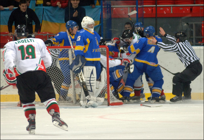 14 декабря 2011 года. Чемпионат мира (U-20). Дивизион II. Украина – Венгрия – 7:6. 14 декабря 2011 года. Чемпионат мира (U-20). Дивизион II. Украина – Венгрия – 7:6.