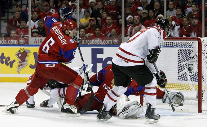 27.12.2010. Баффало. Молодежный чемпионат мира. Россия - Канада - 3:6. Счет сравнивает Маркус Фолиньо. 27.12.2010. Баффало. Молодежный чемпионат мира. Россия - Канада - 3:6. Счет сравнивает Маркус Фолиньо.