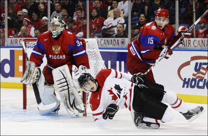 27.12.2010. Баффало. Молодежный чемпионат мира. Россия - Канада - 3:6. Артем Воронин останавливает Шона Кутурье. 27.12.2010. Баффало. Молодежный чемпионат мира. Россия - Канада - 3:6. Артем Воронин останавливает Шона Кутурье.
