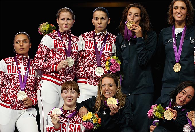 Женская сборная России по рапире, занявшая в Лондоне второе место, в финале была вчистую разгромлена итальянками Женская сборная России по рапире, занявшая в Лондоне второе место, в финале была вчистую разгромлена итальянками