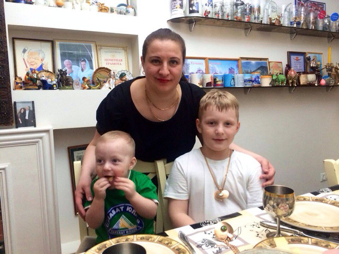 Супруга Сергея Михалёва с сыновьями Супруга Сергея Михалёва с сыновьями