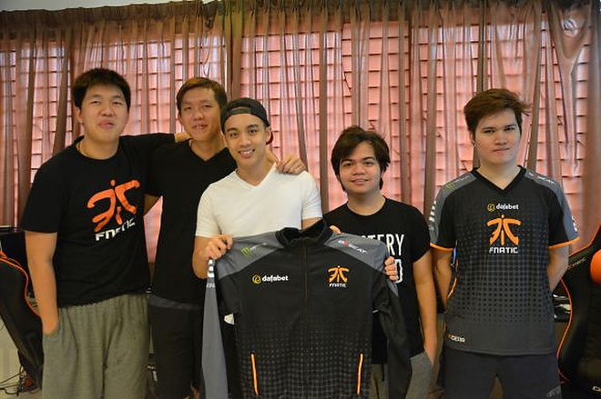 Новый состав Fnatic (слева направо): Ohaiyo, Mushi, DeMoN, Raven, Eyyou Новый состав Fnatic (слева направо): Ohaiyo, Mushi, DeMoN, Raven, Eyyou