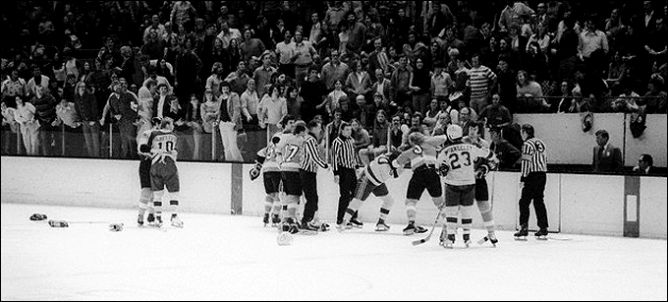 Фрагменты сезона. Регулярный чемпионат. 26 января 1974 года. "Филадельфия Флайерз" - "Калифорния Силз". Фрагменты сезона. Регулярный чемпионат. 26 января 1974 года. "Филадельфия Флайерз" - "Калифорния Силз".