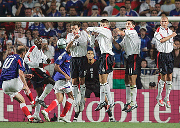 Евро — 2004. Англия — Франция — 1:2. Зидан ударом со штрафного сравнивает счёт Евро — 2004. Англия — Франция — 1:2. Зидан ударом со штрафного сравнивает счёт