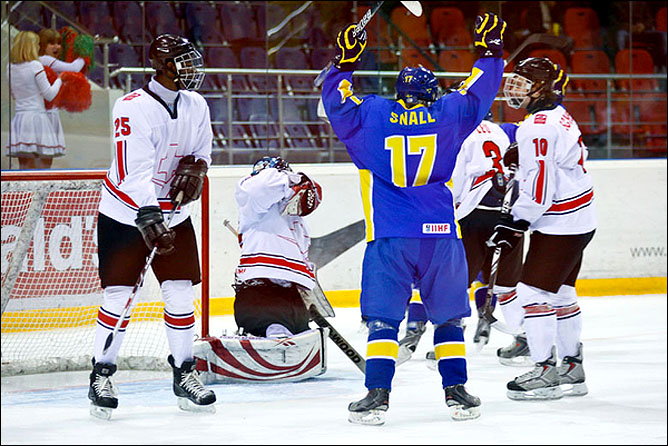16.04.2010. Чемпионат мира U-18. Швейцария - Швеция - 2:10. Фото 01. 16.04.2010. Чемпионат мира U-18. Швейцария - Швеция - 2:10. Фото 01.