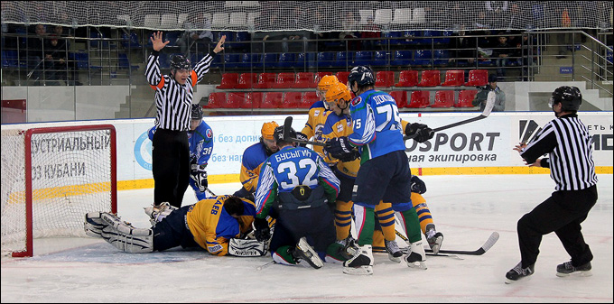 26 января 2013 года. Краснодар. Регулярный чемпионат ВХЛ. "Кубань" — "Дизель" — 2:1 26 января 2013 года. Краснодар. Регулярный чемпионат ВХЛ. "Кубань" — "Дизель" — 2:1