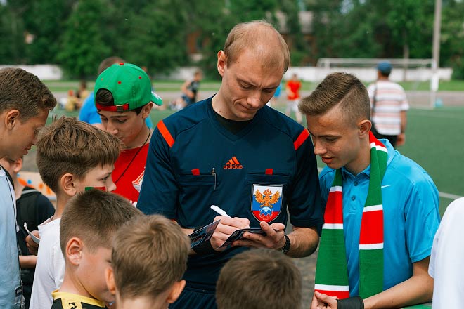 Арбитр РФПЛ Владимир Москалёв раздаёт автографы Арбитр РФПЛ Владимир Москалёв раздаёт автографы