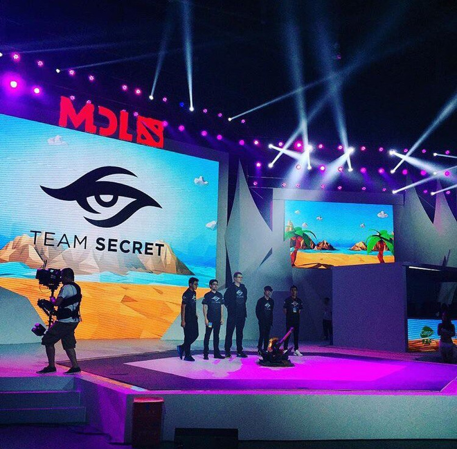 Team Secret на сцене MDL Team Secret на сцене MDL
