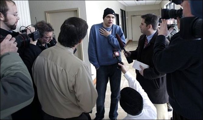 Баффало. Аэророрт. Пресс-атташе сборной Михаил Зислис: "Да ребята еще не начинали праздновать. Так, размялись немного..." Баффало. Аэророрт. Пресс-атташе сборной Михаил Зислис: "Да ребята еще не начинали праздновать. Так, размялись немного..."
