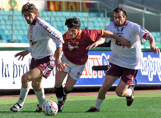 05.03.2000. Серия А. «Рома» - «Торино». 1:0. Джанлуиджи Лентини (справа) и Роберто Мальтальяти (слева) против форварда римлян Винченцо Монтеллы. 05.03.2000. Серия А. «Рома» - «Торино». 1:0. Джанлуиджи Лентини (справа) и Роберто Мальтальяти (слева) против форварда римлян Винченцо Монтеллы.