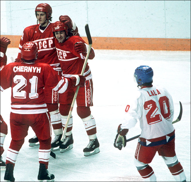 Чемпионат по хоккею 1990. ОИ Калгари 1988 хоккей. Хоккеист сборной СССР 1989. Калгари 88 хоккей сборная СССР.