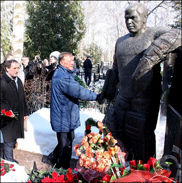 На 75-летний юбилей к Вратарю… На 75-летний юбилей к Вратарю…