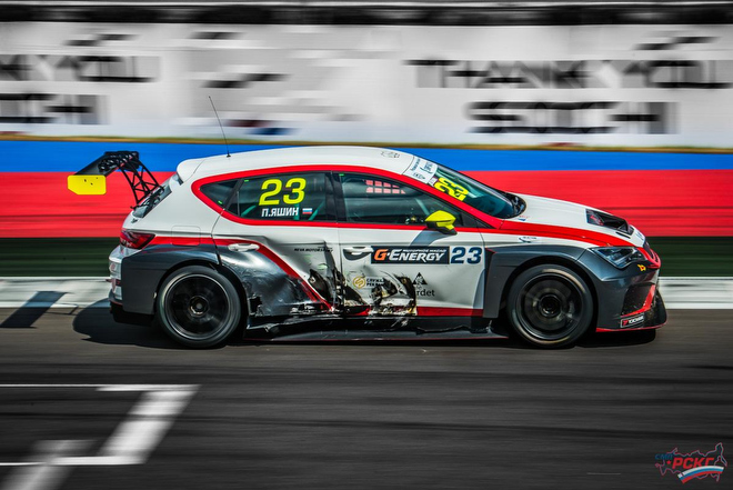 Seat Leon под управлением Павла Яшина со следами столкновения во втором повороте Seat Leon под управлением Павла Яшина со следами столкновения во втором повороте