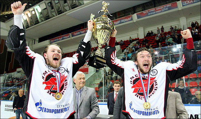 Евгений Орлов (справа) с Кубком Харламова Евгений Орлов (справа) с Кубком Харламова