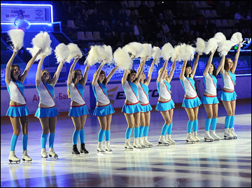 3 ноября 2013 года. Орск. Регулярный чемпионат ВХЛ. "Южный Урал" — "Ермак" — 5:2. Предматчевое шоу 3 ноября 2013 года. Орск. Регулярный чемпионат ВХЛ. "Южный Урал" — "Ермак" — 5:2. Предматчевое шоу