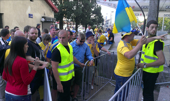 Досмотр украинских болельщиков при входе на трибуну Досмотр украинских болельщиков при входе на трибуну