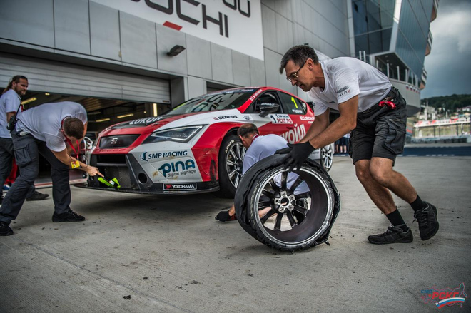 Механики команды Lukoil Racing убирают снятую с машины Дудукало повреждённую покрышку Механики команды Lukoil Racing убирают снятую с машины Дудукало повреждённую покрышку