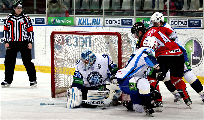 4 января 2012 года. Новокузнецк. Регулярный чемпионат КХЛ. "Металлург" (Новокузнецк) — "Динамо" (Минск) — 4:2 4 января 2012 года. Новокузнецк. Регулярный чемпионат КХЛ. "Металлург" (Новокузнецк) — "Динамо" (Минск) — 4:2