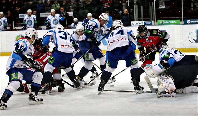 4 января 2012 года. Новокузнецк. Регулярный чемпионат КХЛ. "Металлург" (Новокузнецк) — "Динамо" (Минск) — 4:2 4 января 2012 года. Новокузнецк. Регулярный чемпионат КХЛ. "Металлург" (Новокузнецк) — "Динамо" (Минск) — 4:2