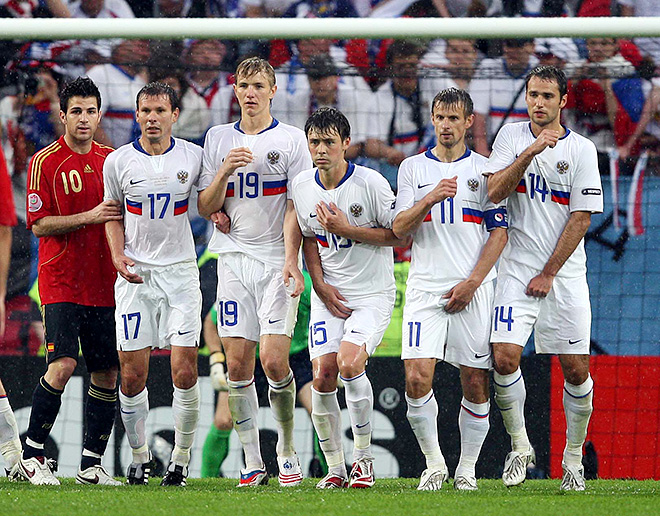 Роман Широков (крайний справа) в матче против сборной Испании