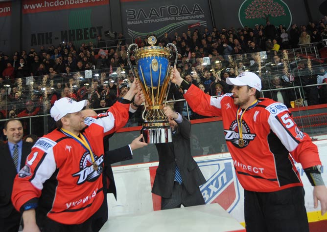 Кубок в руках чемпионов ПХЛ Кубок в руках чемпионов ПХЛ