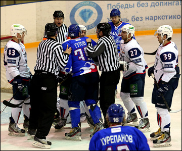 6 марта 2013 года. Волжск. Плей-офф ВХЛ. 1/8 финала. Матч № 3. "Ариада-Акпарс" — "Южный Урал" — 3:1 6 марта 2013 года. Волжск. Плей-офф ВХЛ. 1/8 финала. Матч № 3. "Ариада-Акпарс" — "Южный Урал" — 3:1