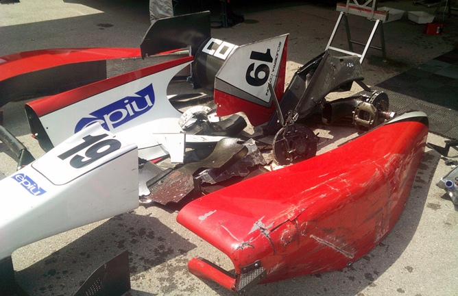 Остатки болида GP2 Остатки болида GP2
